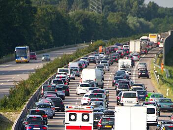 Joachim Herrmann hat das Verhalten einiger Autofahrer beim Unfall auf der A9 als "beschämend" bezeichnet. Für die Helfer gehört dies längst zum Alltag. Foto: Fotalia