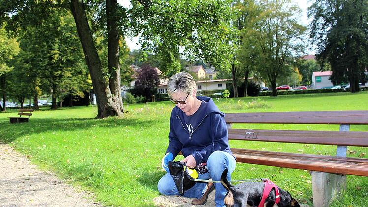 Beim Gassigehen auf Müllsuche: Anita Ortgies mit Hund Gini auf der täglichen Runde durch den Georgi-Park.  Foto: Julia Raab