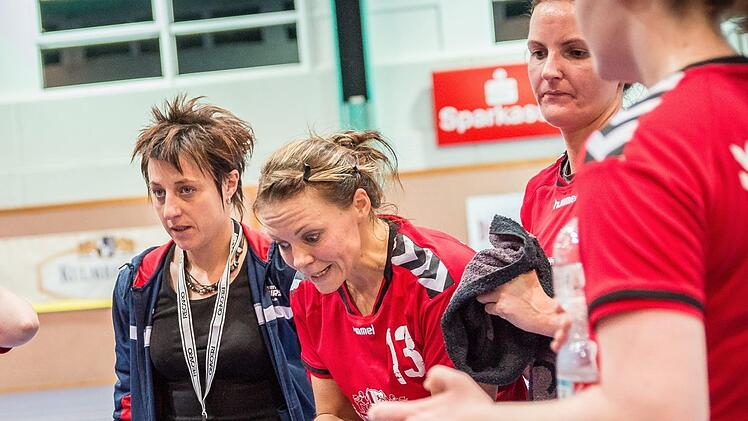 Auch die energische Halbzeitansprache von Spielertrainerin Sandra Dietrich (Zweite von links) half nichts: Die Marktleugasterinnen machten zu viele Fehler, im Abschluss wie im Passspiel.  Foto: Alexander Muck/Archiv