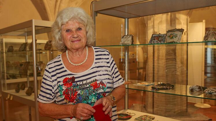 Ingrid Buresch bei einer ihrer Ausstellungen mit der TashensammlungArchivbild: Barbara Herbst
