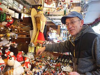 Ralf Rehder beim Erg&auml;nzen des SortimentsManfred Welker