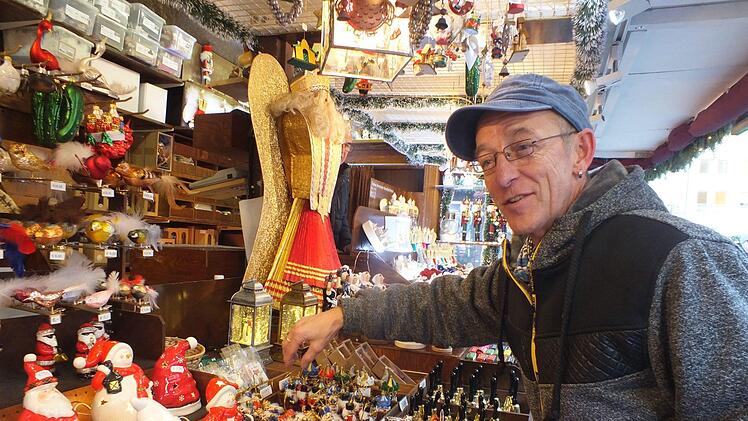 Ralf Rehder beim Erg&auml;nzen des SortimentsManfred Welker