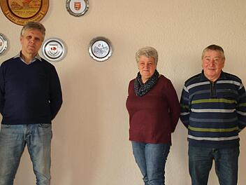 Klaus Kunder (v. l.) bedankt sich bei Hildegard und Josef Weigand für die Zustellung der Tageszeitung über 30 Jahre hinweg. Foto: Hilmar Ruppert