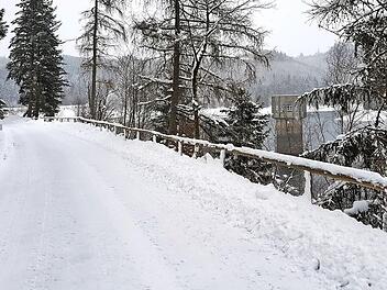 Der neben der Talsperre verlaufende Rundkurs wird vom Wasserwirtschaftsamt geräumt.