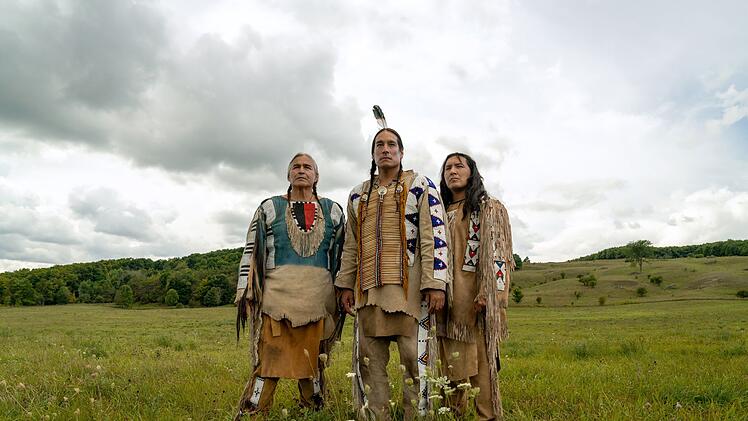 Vor wie hinter der Kamera sind an "Sitting Bull" zahlreiche Indigene beteiligt. Neben Michael Spears (Mitte) auch Trevor Carroll als Inkpaduta (rechts), Sprecher Mo Brings Plenty und Regisseur Christopher Nataanii Cegielski. Der HISTORY Channel zeigt am 6. September, 20.15 Uhr, beide Teile von "Sitting Bull" direkt nacheinander.