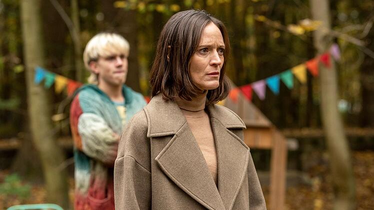 Frau Nielsen (Cornelia Dörr) ist im Dauerstress, privat wie beruflich. Darunter muss auch ihre kleine Tochter Tilly leiden, die sich beim Kindergartenpraktikanten Jannes (Noah Kraus) sehr wohlfühlt. Der Umgang mit dem Berufsschüler missfällt der Mutter allerdings.