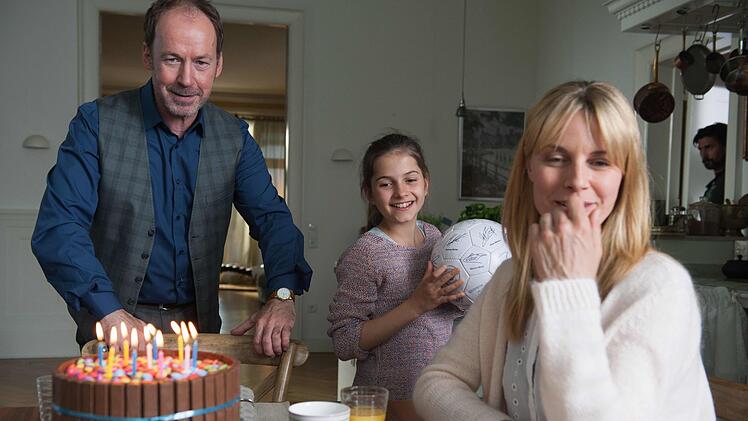Joe Jessen (Ulrich Noethen) feiert mit Frau Nora (Petra van de Voort) und Tochter Charlotte (Anna Loos' und Jan Josef Liefers' Tochter Lilli Liefers) Geburtstag.