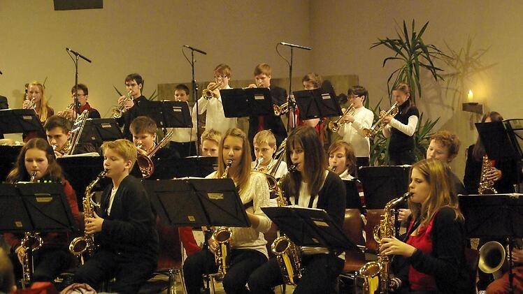 Gymnasiasten beim Weihnachtskonzert