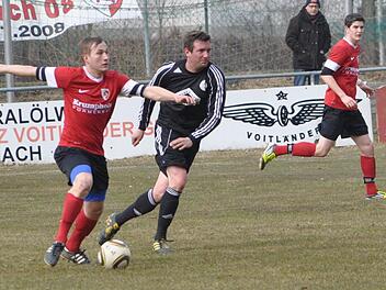 In den letzten drei Spielen erzielte Andreas Böhnlein vom FC Kronach (am Ball) jeweils einen Treffer. Max Mayer (rechts) traf über Ostern zweimal. Klappt das auch am Samstag wieder? Foto: Herbert Kalb
