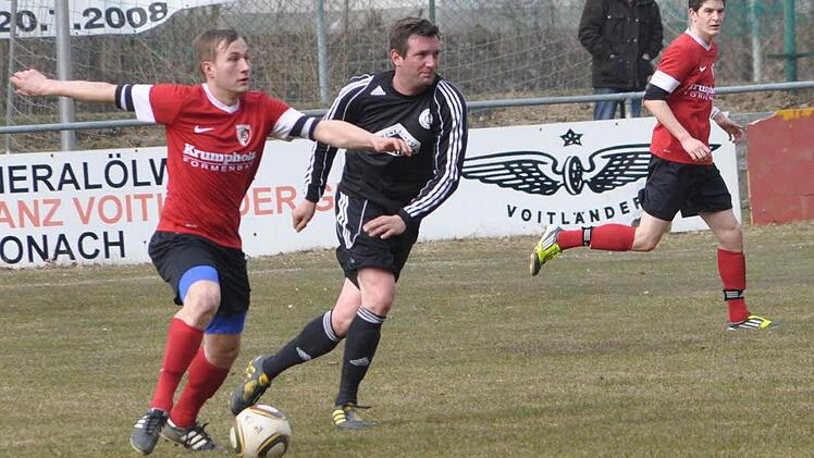 In den letzten drei Spielen erzielte Andreas Böhnlein vom FC Kronach (am Ball) jeweils einen Treffer. Max Mayer (rechts) traf über Ostern zweimal. Klappt das auch am Samstag wieder? Foto: Herbert Kalb