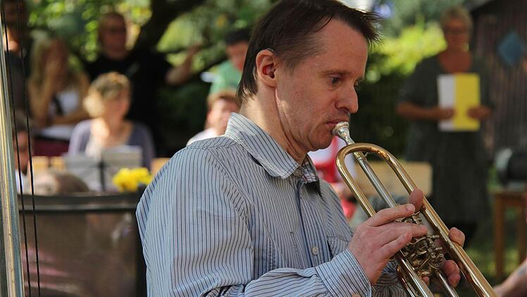 Bewohner Friedhelm Grafe trug ein Trompetensolo vor.