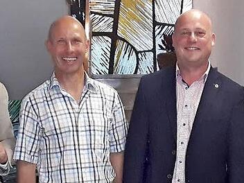 Die Bürgermeisterwahl in Bischofsheim ist noch nicht entschieden. In zwei Wochen findet eine Stichwahl zwischen Ewald Simon (zweiter von links) und Georg Seiffert (Mitte) statt. Wolfgang Enders (rechts) ist ausgeschieden. Bürgermeister Udo Baumann gab als Wahlleiter das Ergebnis bekannt.  Foto: Eckert