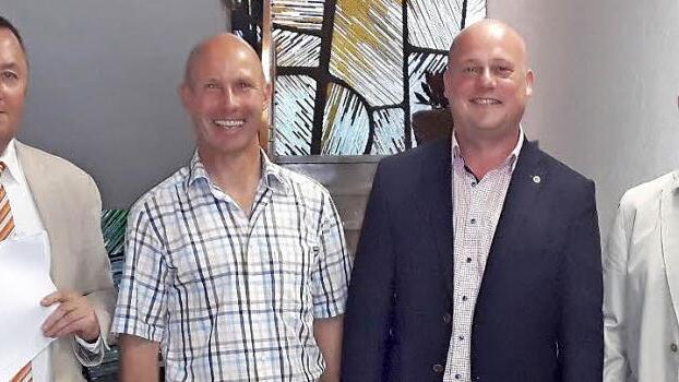Die Bürgermeisterwahl in Bischofsheim ist noch nicht entschieden. In zwei Wochen findet eine Stichwahl zwischen Ewald Simon (zweiter von links) und Georg Seiffert (Mitte) statt. Wolfgang Enders (rechts) ist ausgeschieden. Bürgermeister Udo Baumann gab als Wahlleiter das Ergebnis bekannt.  Foto: Eckert