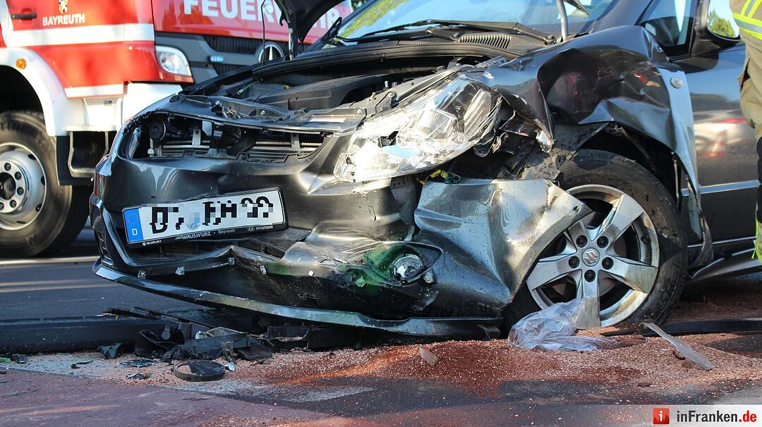 Frontalcrash zweier Pkw im Kreuzungsbereich - Beide Fahrerinnen schwer verletzt