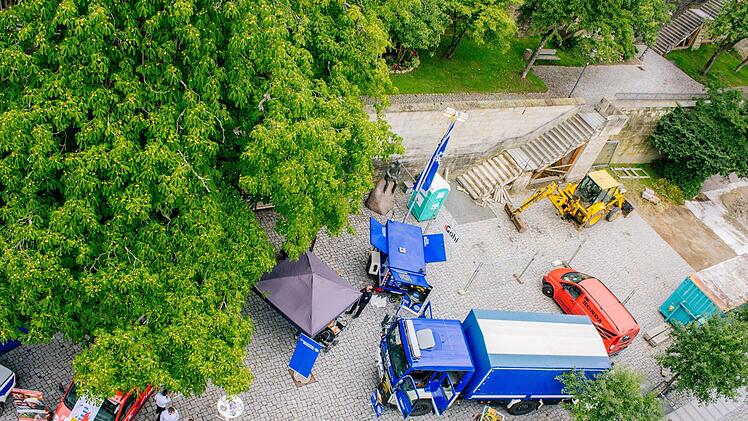 Gleich neben der Feuerwehr hatte das THW (rechts) seinen Informationsstand aufgebaut, um interessierten Jugendlichen erklären zu können, welche Berufsbilder dort möglich sind.