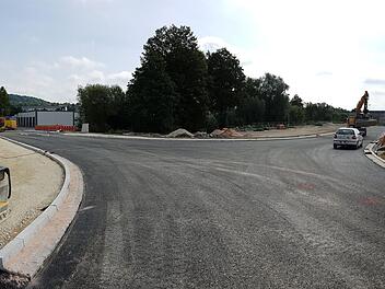 Die neu angelegte Straße zum südlichen Bereich des Güterbahnhofs führt von links kommend aus der Uferstraße über die Ernst-Faber-Brücke. Foto: Ulrike Nauer
