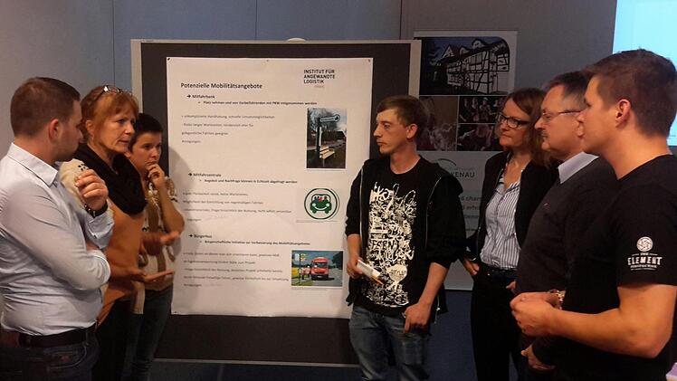 In kleinen Arbeitsgruppen brachten interessierte Bürger ihre Vorstellungen zu Versorgung und Mobilität im ländlichen Raum beim Workshop in der Bad Brückenauer Georgi-Kurhalle ein. Die konkreten Vorschläge sollen in einem Modellvorhaben, das bis Mitte 2018 läuft, berücksichtigt werden. Rolf Pralle