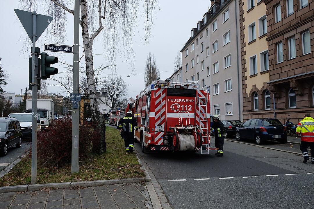 Feuerwehr rettet Mann aus brennendem Wohnhaus in Nürnberg