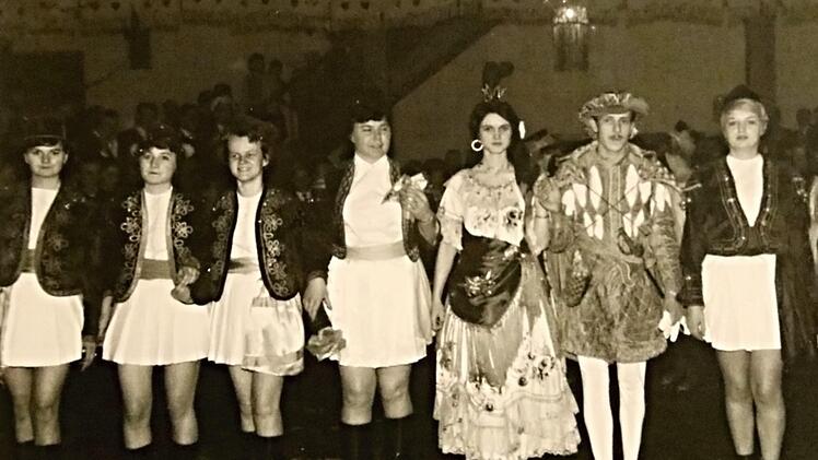 Rosenmontagsball 1956 im Hartlebsaal mit der Prinzengarde: von links im Bild (jeweils mit Geburtsnamen genannt) sind Helga Meyer, Karin Lutz, Hannelore Welz, Jutta Welz, Margot Führ, Georg Striffler, Marlene Schirmer, Karin Grüner und Ella Krug.Repro: H. Will