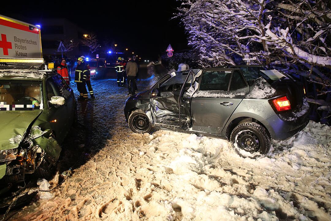 Naila: Schwerer Unfall auf glatter Straße - Fahrerin muss aus Auto geschnitten werden