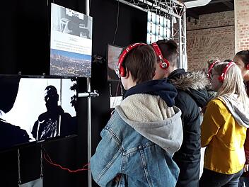 Die Ausstellung zum Thema Handy- und Onlinesucht spricht vor allem - aber nicht nur - Jugendliche an. Foto: Luitgart Kern