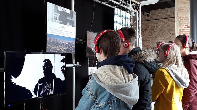 Die Ausstellung zum Thema Handy- und Onlinesucht spricht vor allem - aber nicht nur - Jugendliche an. Foto: Luitgart Kern