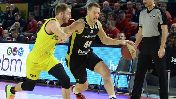 Bayeuths Nate Linhart (am Ball) lässt Charlerois Alexandre Libert stehen und landet mit Medi den nächsten Sieg im Europe-Cup. Foto: Peter Mularczyk