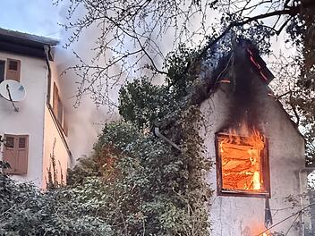 Lohr am Main: Flammeninferno in "sehr enger Bebauung" f&uuml;hrt zu Gro&szlig;einsatz