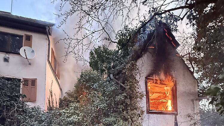 Lohr am Main: Flammeninferno in "sehr enger Bebauung" f&uuml;hrt zu Gro&szlig;einsatz