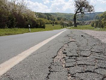 Noch schlimmer als die Kreisstraßen ist der Zustand von Ortsverbindungssstraßen, für deren Instandsetzung die Kommunen zuständig sind. Foto: Archiv
