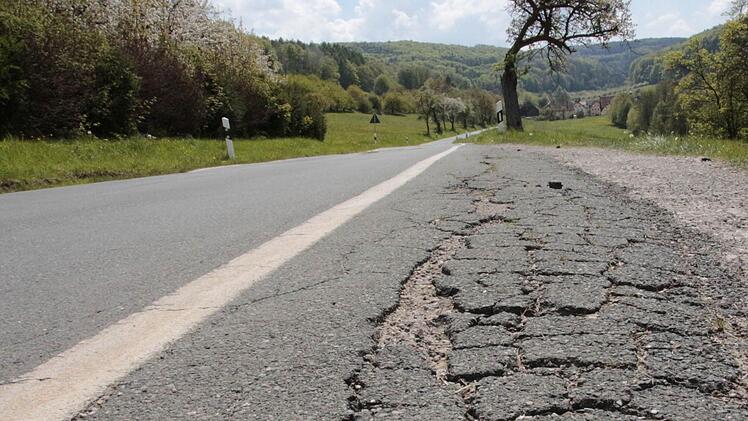 Noch schlimmer als die Kreisstraßen ist der Zustand von Ortsverbindungssstraßen, für deren Instandsetzung die Kommunen zuständig sind. Foto: Archiv