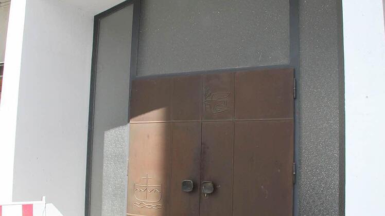 Der Vorplatz vor der Kirche wird neu gestaltet, dadurch soll ein barrierefreier Zugang zur Kirche angelegt werden.