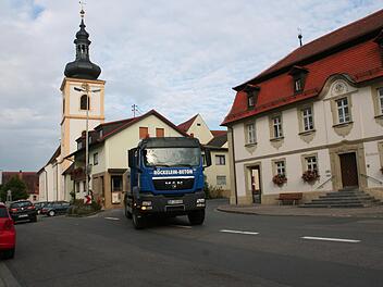 Die Kurve am Wachenrother Rathaus (rechts) bereitet dem Planer Sorgen. Eine Begegnung von zwei größeren Lkws oder Bussen könne dort nicht ermöglicht werden. Foto: Evi Seeger