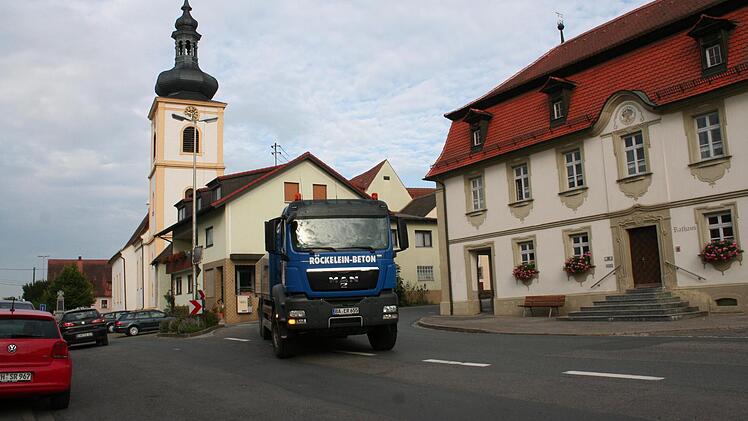 Die Kurve am Wachenrother Rathaus (rechts) bereitet dem Planer Sorgen. Eine Begegnung von zwei größeren Lkws oder Bussen könne dort nicht ermöglicht werden. Foto: Evi Seeger