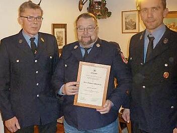 Vorsitzender Manfred Distler, Wilhelm Wehrfritz und Roland Hohe (v. l.) auf der Jahreshauptversammlung der Feuerwehr  Foto: Paul Pöhlmann