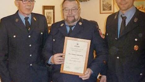 Vorsitzender Manfred Distler, Wilhelm Wehrfritz und Roland Hohe (v. l.) auf der Jahreshauptversammlung der Feuerwehr  Foto: Paul Pöhlmann