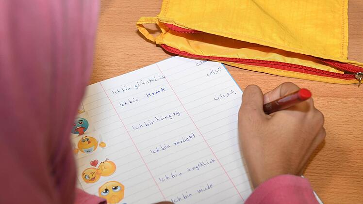 Für die Flüchtlinge aus dem arabischen Raum sind in Deutschland nicht nur die Wörter, sondern auch die Buchstaben neu. Als Hilfestellung stehen neben dem Arabischen die deutschen Wörter.  Foto: Ronald Rinklef