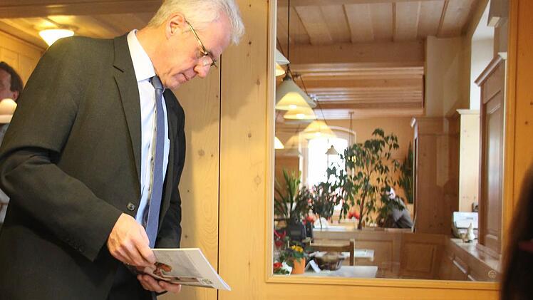 Haßfurts Bürgermeister Günther Werner mustert die ersten Werbebroschüren.Fotos: Ralf Kestel