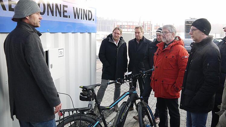 Der Strom kommt aus Sonne und Wind: An der "Meco-Station" können Fahrräder geladen werden.  Foto: Berthold Köhler