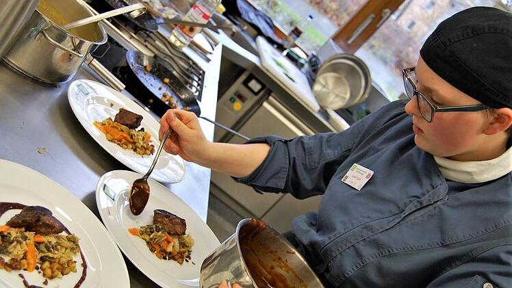 Die Jüngste kam auf Platz 1: Sarah Kühn (16), Koch-Azubi im zweiten Lehrjahr im Schlossrestaurant Zeitlos (Oberschwappach), gewann den ersten Preis bei der Stadtmeisterschaft