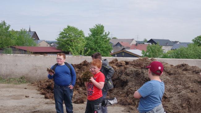 Bianca Appel gewährte den Kindern einen Einblick in den Bauernhof mit Biogasanlage.