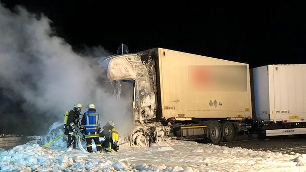 Bei einem furchtbaren Unfall auf der B2 in Mittelfranken kam am Freitag ein Autofahrer ums Leben. Noch ist völlig unklar, wie es zu dem Unfall kommen konnte. Symbolfoto: Ronald Rinklef