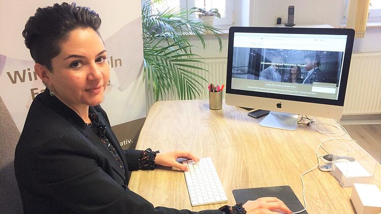 Ihre Personalvermittlung gibt es noch nicht einmal zwei Jahre, doch Gesch&auml;ftsf&uuml;hrerin Jasmin Kisch hat alle H&auml;nde voll zu tun. Foto: Sandra Hackenberg