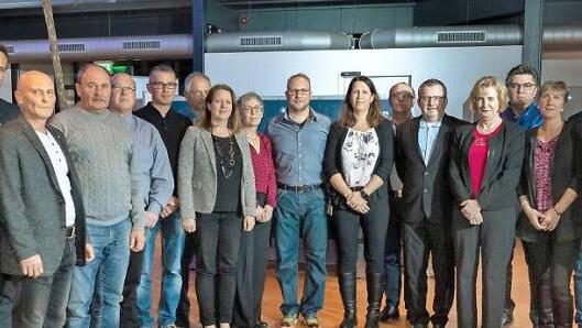 Michael Stoschek (rechts), Kurt Sauernheimer (links) und Frank Hirschmann (Zweiter von links) bedankten sich bei den Jubilaren vom Standort Coburg f&uuml;r 25 Jahre Berufsleben bei Brose.