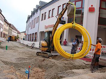 Gelb ist die Farbe der Gasleitungen im Erdreich: Aktuell legen Mitarbeiter der Firma "Burger" die letzten Gasleitungen im ersten Bauabschnitt der Bahnhofstraße. Bis Anfang Dezember soll die Straße zwischen Marktplatz und Bürgerspital gepflastert sein. Foto: Ralf Ruppert