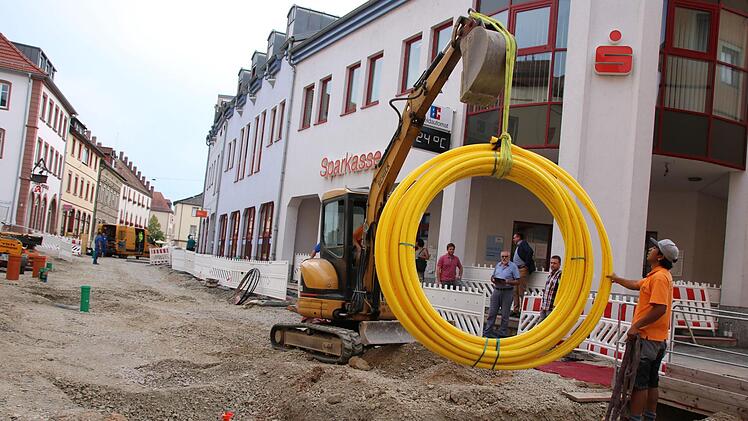 Gelb ist die Farbe der Gasleitungen im Erdreich: Aktuell legen Mitarbeiter der Firma "Burger" die letzten Gasleitungen im ersten Bauabschnitt der Bahnhofstraße. Bis Anfang Dezember soll die Straße zwischen Marktplatz und Bürgerspital gepflastert sein. Foto: Ralf Ruppert