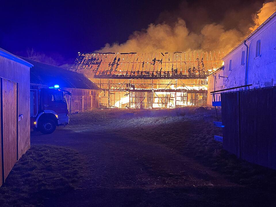 Großbrand im Kreis Hof: Scheune brennt komplett aus