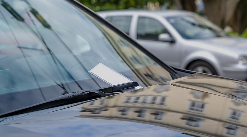 Strafzettel, Falschparker, Parkplatz, Auto, Windschutzscheibe, Verwarnungsgeld