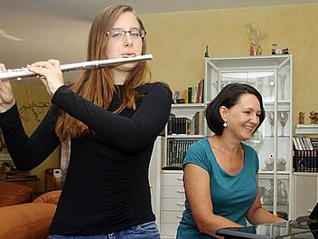 Stefanie Höhn hat sich mit der Querflöte das goldene Leistungsabzeichen erspielt. Bei den Vorbereitungen unterstützte sie ihre Mutter Elke Höhn, die selbst als private Musiklehrerin tätig ist und sich beim Musikverein Burghaig um die Ausbildung des Nachwuchses kümmert. Foto: Dagmar Besand