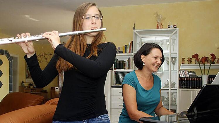 Stefanie Höhn hat sich mit der Querflöte das goldene Leistungsabzeichen erspielt. Bei den Vorbereitungen unterstützte sie ihre Mutter Elke Höhn, die selbst als private Musiklehrerin tätig ist und sich beim Musikverein Burghaig um die Ausbildung des Nachwuchses kümmert. Foto: Dagmar Besand